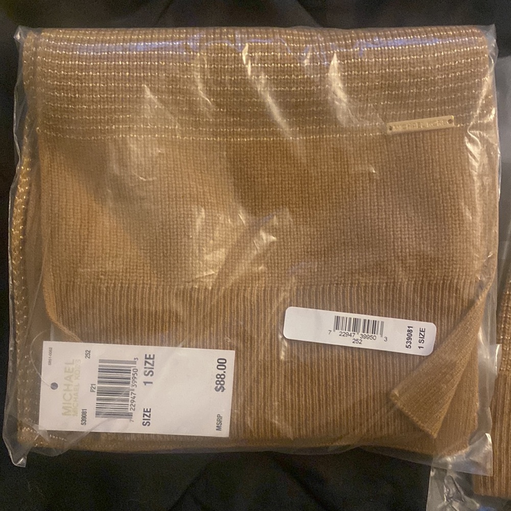 Hat and Scarf never worn. - Picture 2 of 4